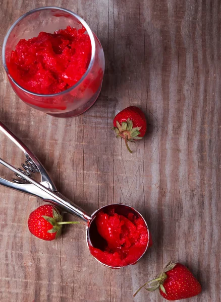 Cuillère de sorbet aux fraises — Photo