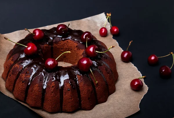 Delizioso cioccolato sullo sfondo nero — Foto Stock