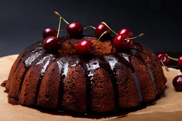 Köstliche Schokolade auf schwarzem Hintergrund — Stockfoto