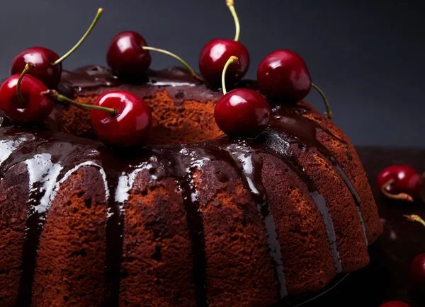 Delicioso chocolate no fundo preto — Fotografia de Stock