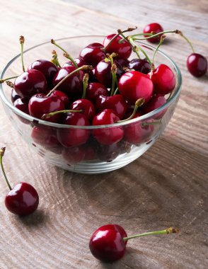 Cam bir kasede kirazlar