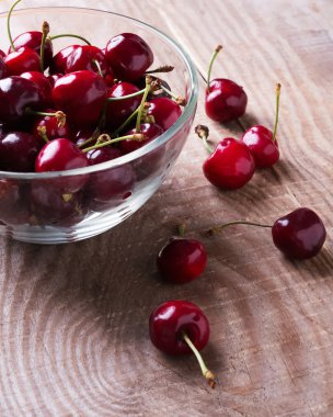 Cam bir kasede kirazlar