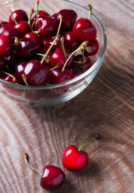 Cam bir kasede kirazlar