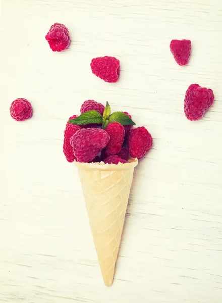 Cone de sorvete com framboesas, foto tonificada — Fotografia de Stock