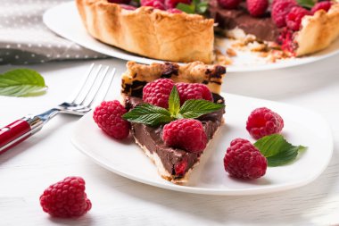 bir parça çikolata tart ile Ahududu