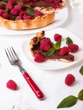 bir parça çikolata tart ile Ahududu