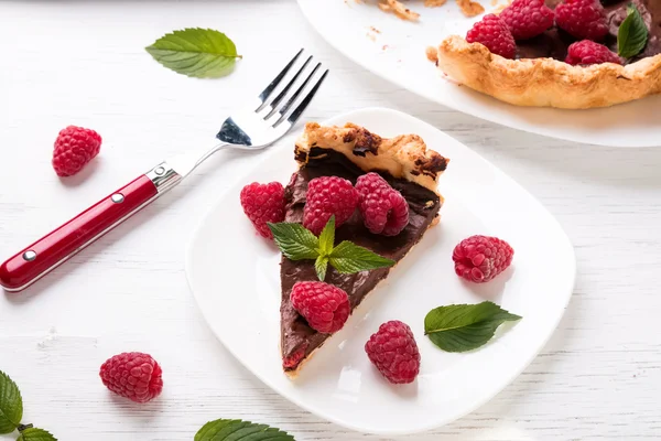 Un trozo de tarta de chocolate con frambuesa —  Fotos de Stock