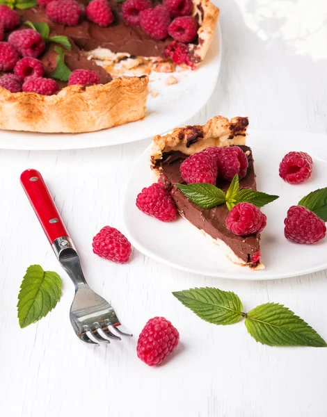 Een stuk van chocolade taart met framboos — Stockfoto