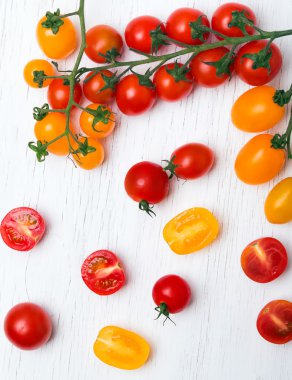 Kırmızı ve sarı kiraz domatesleri