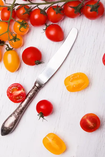 Red and yellow cherry tomatoes — Stock Photo, Image