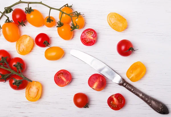 Red and yellow cherry tomatoes — Stock Photo, Image