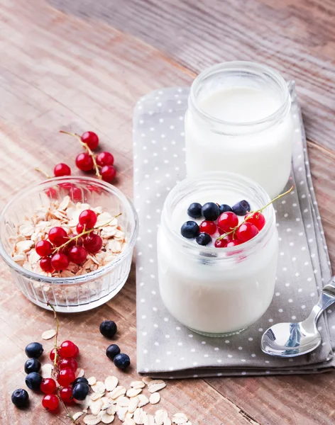 Due barattoli di yogurt fresco — Foto Stock