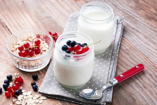 Due barattoli di yogurt fresco — Foto Stock