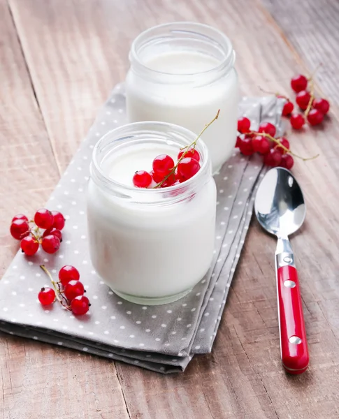 Två burkar av färsk yoghurt — Stockfoto