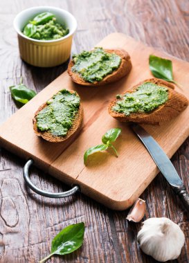pesto ile bruschettas