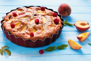 şeftali ve ahududu ile pasta