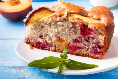 bir dilim pasta Şeftalilerin