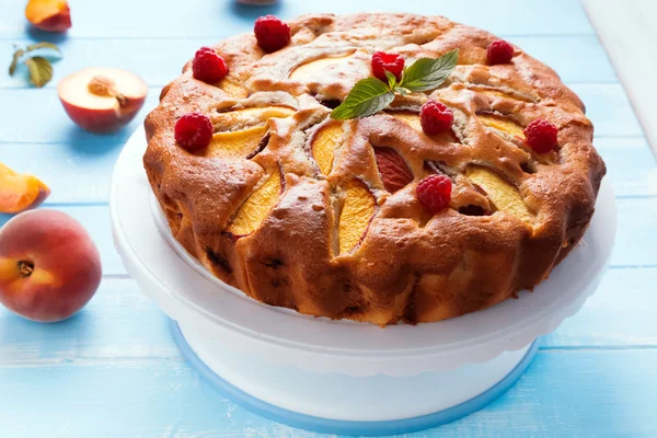Kuchen mit Pfirsichen und Himbeeren — Stockfoto
