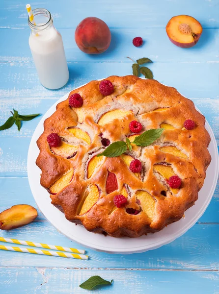 Pie with peaches and raspberry — Stock Photo, Image