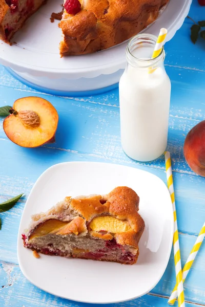 Pie with peaches and raspberry — Stock Photo, Image