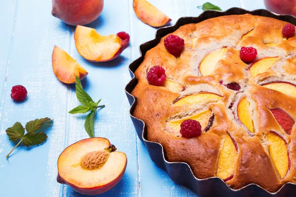 Tarta con melocotones y frambuesa — Foto de Stock