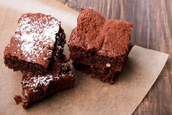 A fából készült asztal brownies — Stock Fotó