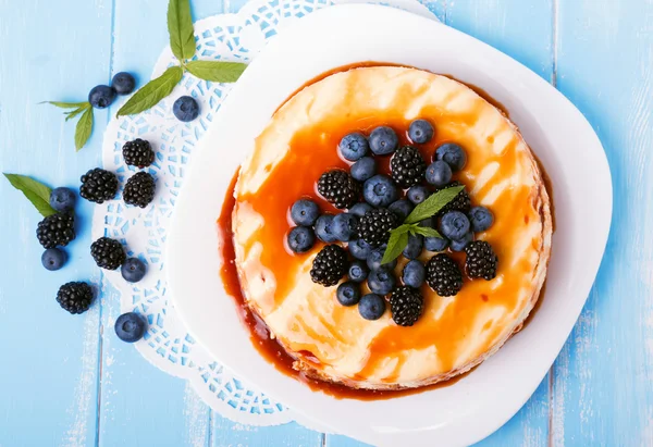 캐 러 멜과 딸기 치즈 케이크 — 스톡 사진
