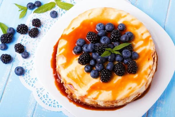 캐 러 멜과 딸기 치즈 케이크 — 스톡 사진