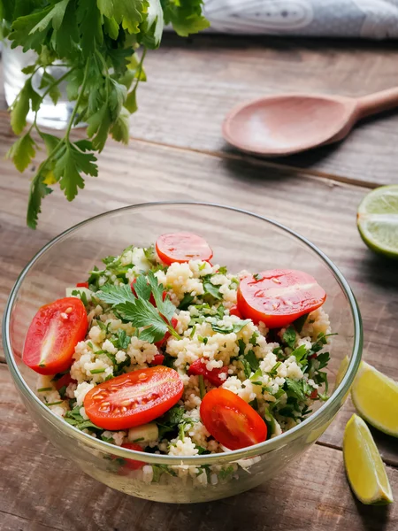 Tabbouleh mit Couscous und Petersilie — Stockfoto