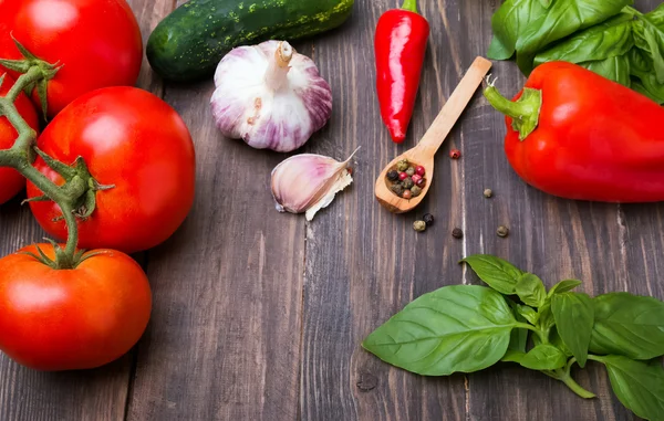 Tomatoes, paprika, basil and garlic — Stock Photo, Image