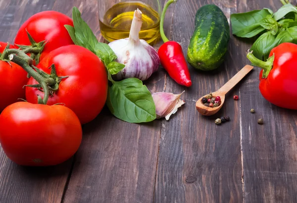 Rajčata, paprika, bazalka a česnek — Stock fotografie