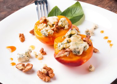 dorblu peynir ile kızarmış şeftali