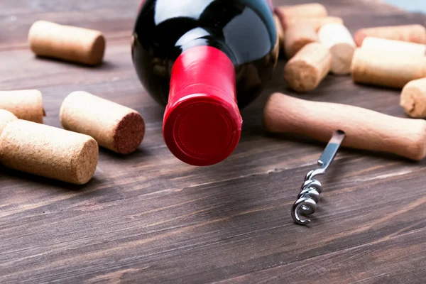Rolhas de vinho e garrafa de vinho — Fotografia de Stock