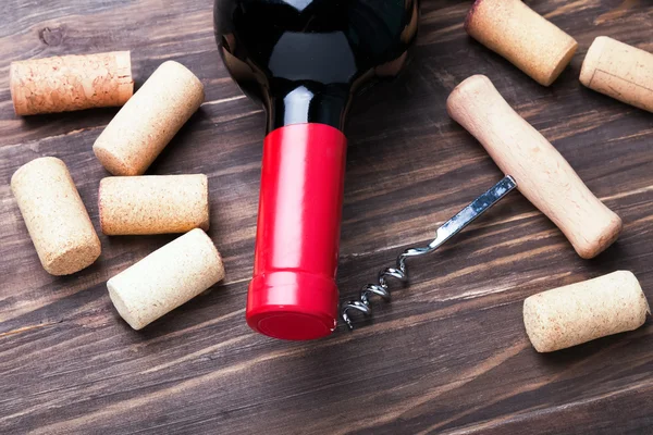 Rolhas de vinho e garrafa de vinho — Fotografia de Stock