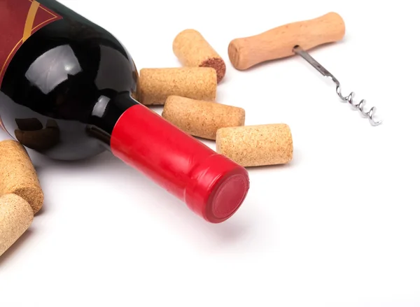 Garrafa de vinho tinto, rolhas e saca-rolhas — Fotografia de Stock