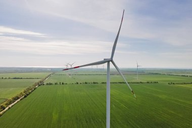 Elektrik rüzgar santralleri, hava manzarası. Alternatif enerji kaynağı.