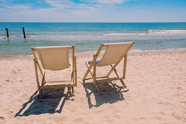 Dwa Krzesła Plaży Pobliżu Morza Koncepcja Urlopu — Zdjęcie stockowe