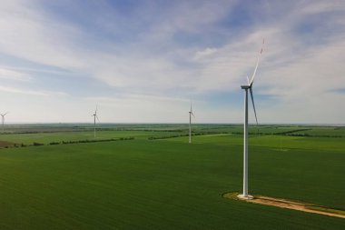 Elektrik rüzgar santralleri, hava manzarası. Alternatif enerji kaynağı.