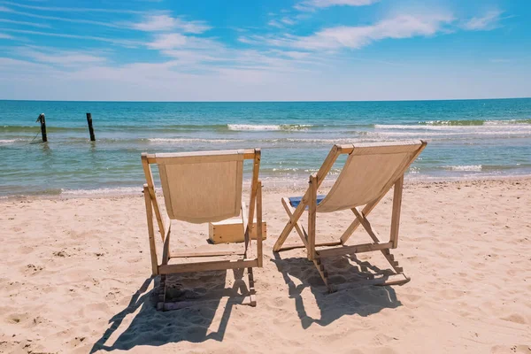 Dwa Krzesła Plaży Pobliżu Morza Koncepcja Urlopu — Zdjęcie stockowe