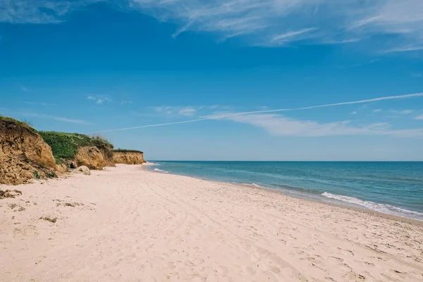 Schöner Sandstrand Und Blaues Meer Einem Sommertag — Stockfoto