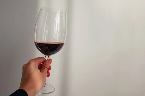 Mão Mulher Segurando Copo Vinho Tinto Sobre Parede Branca Degustação — Fotografia de Stock