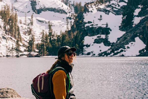 Jovem Mulher Desfrutando Caminhadas Livre Montanhas Primavera Perto Lago Tranquilo — Fotografia de Stock