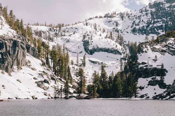 Small Peaceful Lake Snowy Mountains Eagle Lake Tahoe California — Foto de Stock