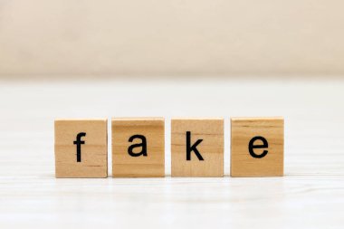 Sahte haber içeren ahşap harfler. Gazetecilik, propaganda, sosyal medya