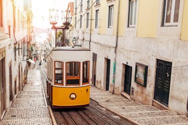 Lizbon, Portekiz 'in eski caddesinde geleneksel klasik sarı tramvay