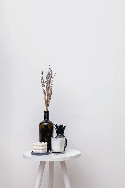 Vaso Velas Pequena Mesa Sobre Parede Branca Decoração Casa Minimalista — Fotografia de Stock