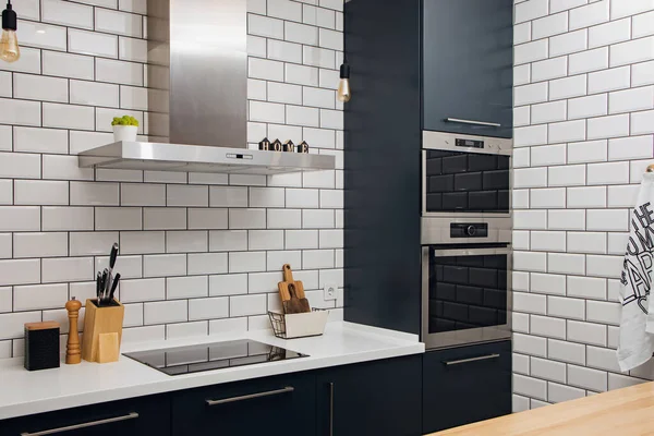 Modern Stylish Trendy Kitchen White Tile Dark Facades Real Photo — Stock Photo, Image