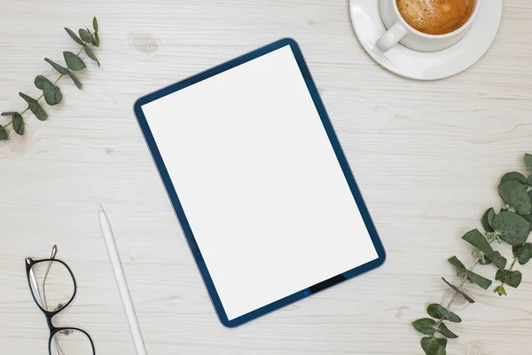 Tablet Mock Dengan Layar Kosong Putih Atas Meja Kayu Dengan — Stok Foto