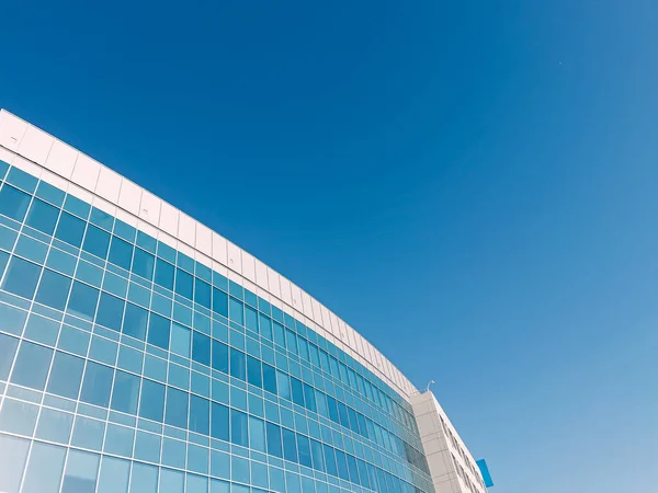 Edifício Escritórios Contemporâneo Sobre Céu Azul Arquitetura Moderna — Fotografia de Stock