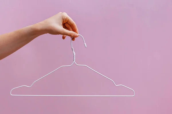 옷걸이를 옷걸이는 비의학적 낙태의 상징이다 여성의 개념에 — 스톡 사진
